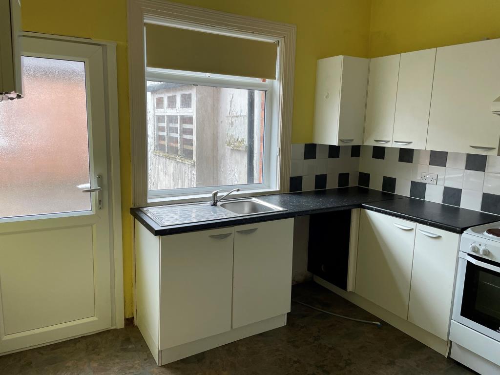 Lot: 156 - RETAIL UNIT AND WORKSHOP WITH GARAGE AND TWO FLATS - Ground Floor Flat - kitchen with door to courtyard
